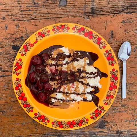⚜️Lagerküche⚜️
Tag 13
Oh Baby, es gibt Reis!
Norder-Neuheit: Milchreis mit heißen Kirschen, Schoko&Caramell-Soße und Zim