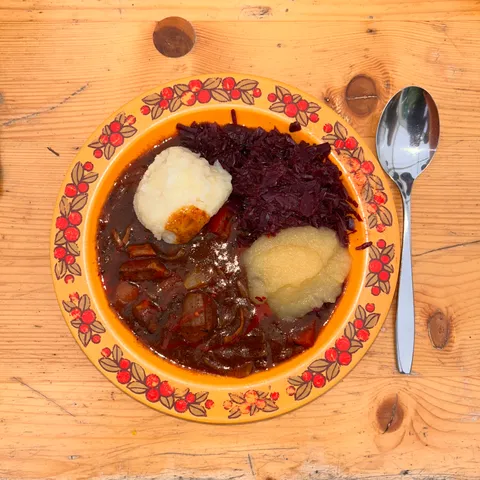 👨🍳⚜️| Lagerküche '26
Tag 7, Bergfest!
Gestern gab es feinstes ungarisches Gulasch mit Rotkohl und Kartoffel- und Semm