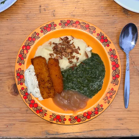 👨🍳⚜️| Lagerküche '26
Tag 5:
Erster Freitag im Lager: das kann nur eines bedeuten!
Es gibt Fischstäbchen, Püree und Sp